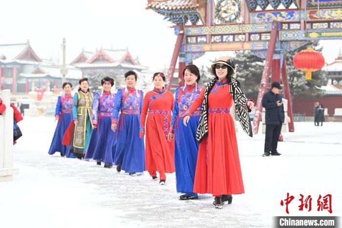 2月13日，老年人在呼和浩特市大召廣場拍照“打卡”?！⑽娜A 攝
