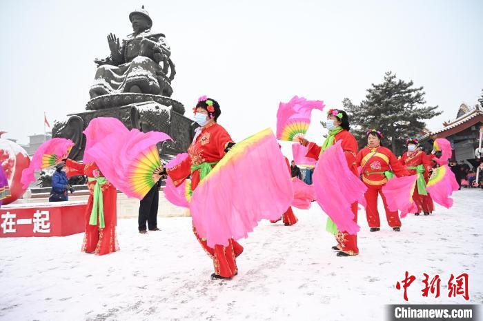 2月13日，秧歌隊在呼和浩特市大召廣場雪中起舞?！⑽娜A 攝