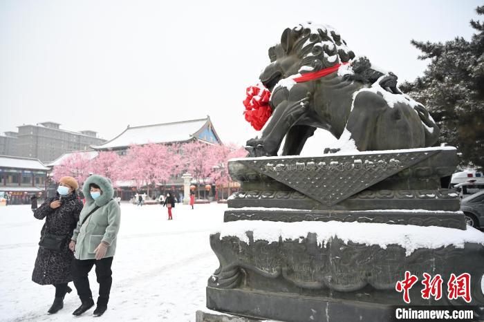 2月13日，民眾在呼和浩特市大召廣場雪中漫步。　劉文華 攝