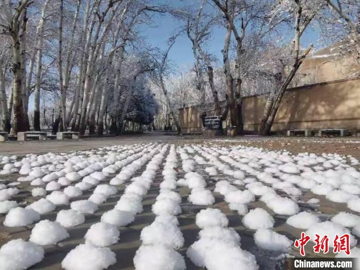 圖為春雪過(guò)后的莫高窟美不勝收?！≈鼙笕?攝