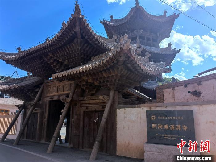 圖為集漢、藏、伊斯蘭風(fēng)格于一體的700年歷史的全國重點(diǎn)保護(hù)文物——阿河灘清真寺?！埡ｖ?攝