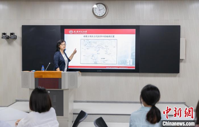 天津師范大學(xué)跨文化與世界文學(xué)研究院院長、教授郝嵐正在為同學(xué)們上課?！⊥踉谟?攝