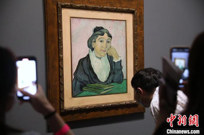 觀眾欣賞梵高畫作《阿爾勒婦女(吉努夫人肖像)》?！埡鄠?攝