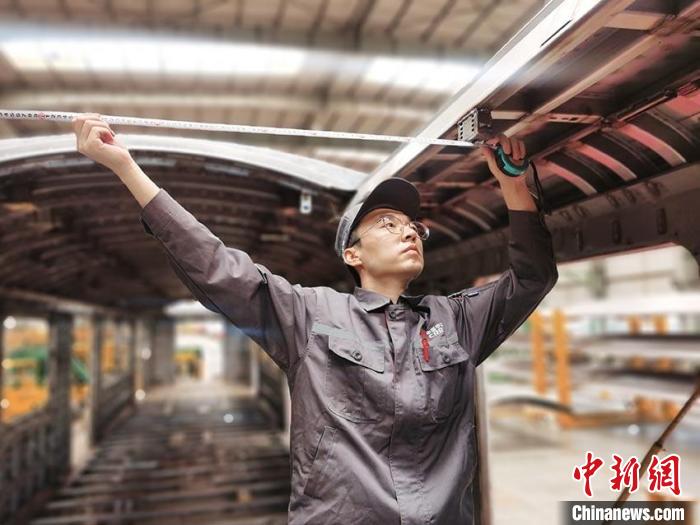 王漢卿在安裝車頂二次骨架吊?！∈茉L者供圖
