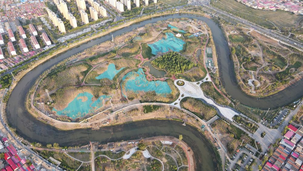 　圖為4月30日拍攝的河北滄州市區(qū)的大運(yùn)河“Ω”形河道。新華社發(fā)(傅新春 攝)