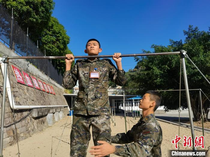 新兵尤云龍正在進行器械訓練。　馬濤 攝