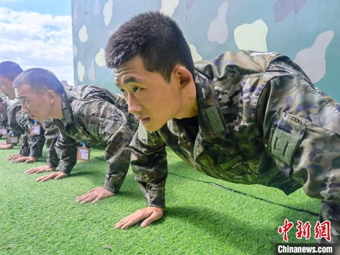 尤云龍正在和戰(zhàn)友進行體能訓練?！×志杆?攝