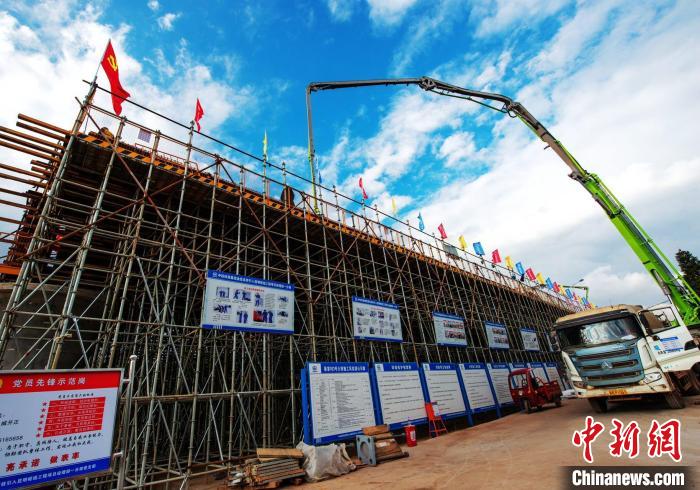 圖為渝昆高鐵云南段境內(nèi)首座大橋連續(xù)梁混凝土澆筑施工現(xiàn)場?！『螀矽i 攝