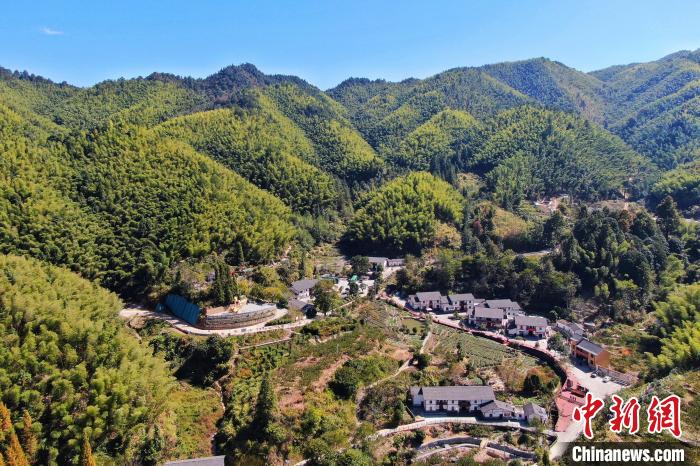 航拍江西井岡山市神山村，青山環(huán)繞，風(fēng)景秀美?！⒘?攝