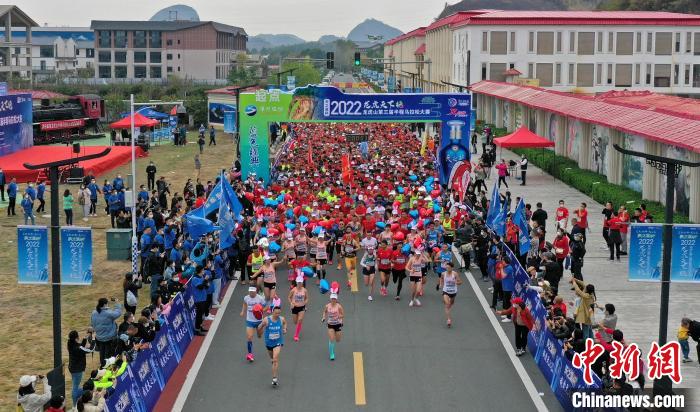 2022年龍虎山半程馬拉松鳴槍開跑?！⒅剧?攝