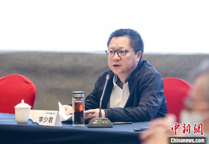 《詩刊》社主編李少君發(fā)言?！∠计挚h融媒體中心 供圖