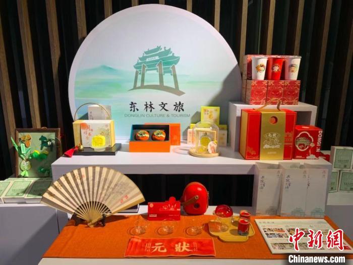 發(fā)展論壇現(xiàn)場展出的無錫城市文創(chuàng)作品。　孫權 攝