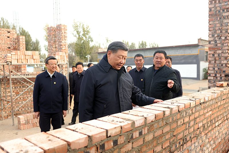 2023年11月10日，習(xí)近平總書記在河北保定涿州市刁窩鎮(zhèn)萬全莊村房屋重建施工現(xiàn)場(chǎng)考察。