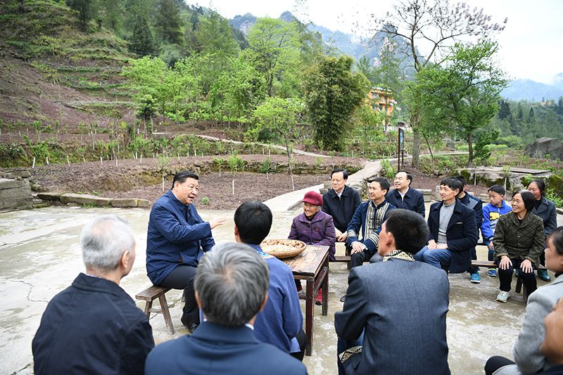2019年4月15日，習(xí)近平總書記在重慶石柱土家族自治縣中益鄉(xiāng)華溪村同村民代表、基層干部、扶貧干部、鄉(xiāng)村醫(yī)生等圍坐在一起，共話脫貧攻堅(jiān)。