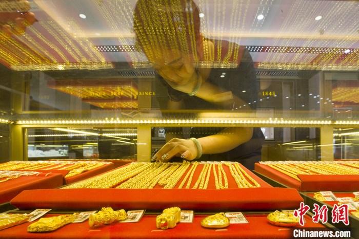 山西省太原市，一商場(chǎng)工作人員整理黃金飾品。