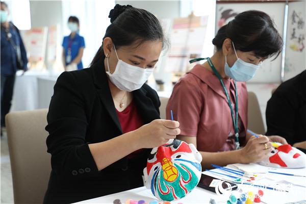 展覽會現(xiàn)場，泰國民眾體驗畫臉譜。人民網(wǎng)記者 趙益普攝