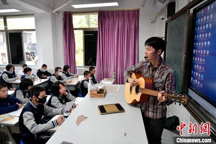 圖為3月16日，張家豪在福建福州延安中學教學。 <a target='_blank' href='/'><p  align=