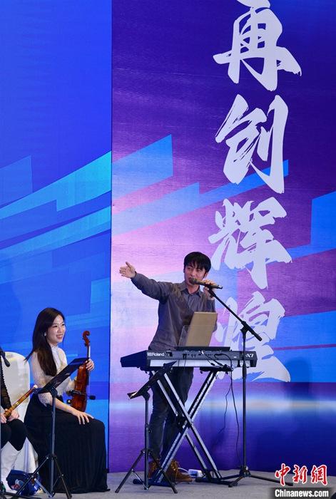 圖為3月9日，福建福州，張家豪(右)與林佳臻在臺上演出。 <a target='_blank' href='/'><p  align=