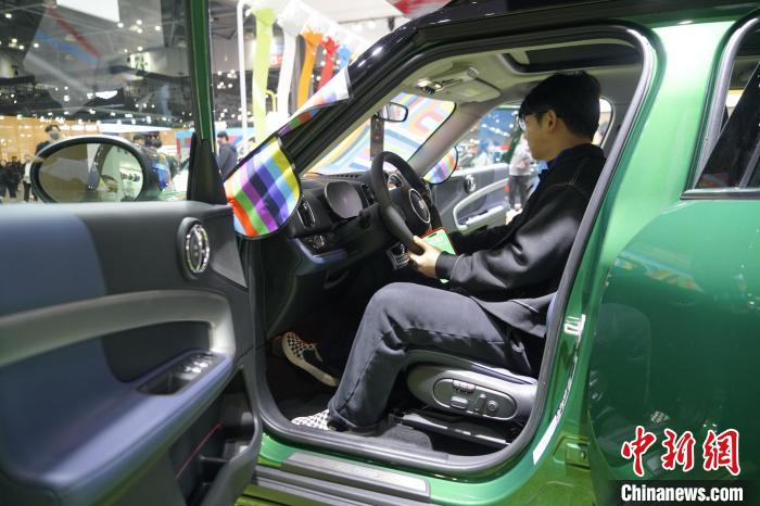 圖為觀眾在展會(huì)試駕車輛?！⑿?攝