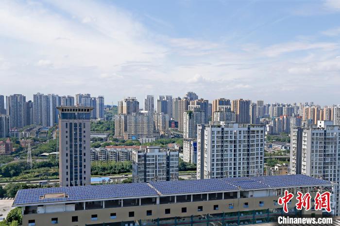 圖為輝騰能源在重慶市九龍坡區(qū)留學(xué)生創(chuàng)業(yè)園屋頂建設(shè)的光伏發(fā)電示范項目。　受訪企業(yè)供圖