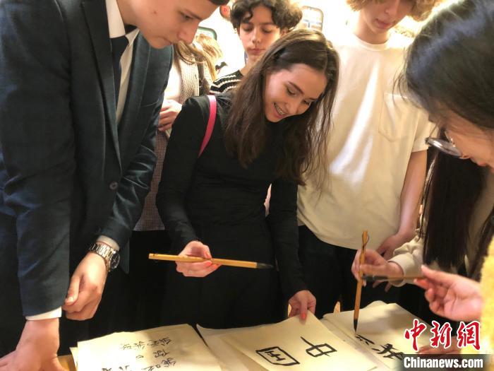 4月21日，莫斯科國(guó)立語(yǔ)言大學(xué)孔子學(xué)院附屬中學(xué)舉辦“國(guó)際中文日”活動(dòng)，學(xué)生們學(xué)寫漢字?！∧箍茋?guó)立語(yǔ)言大學(xué)孔子學(xué)院 供圖