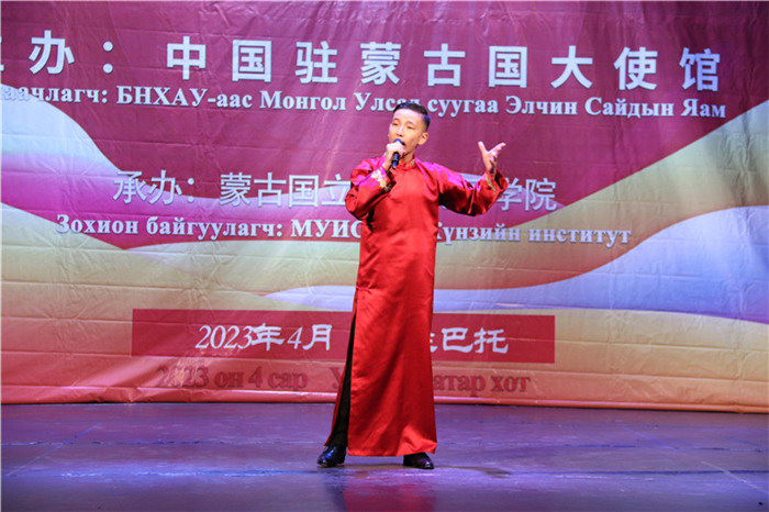 一等獎選手賀希格中學的包勒爾德表演貫口《玲瓏塔》。蒙古國立大學孔子學院供圖
