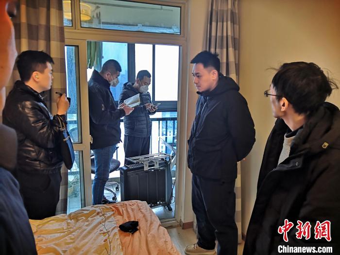 丹東市公安局民警抓捕犯罪嫌疑人，在其家中進(jìn)行搜查?！〉|市公安局供圖