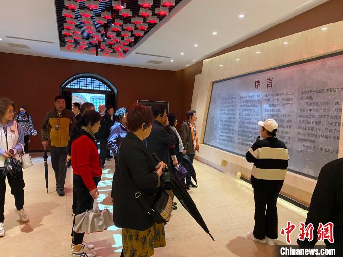 中共中央統(tǒng)戰(zhàn)部舊址里參觀者絡(luò)繹不絕?！±顣詡?攝