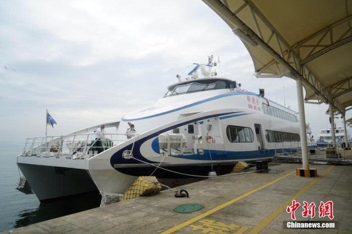 5月3日，“新捷安”輪載著157名乘客從廈門啟航前往金門，這是“新捷安”輪入列廈金航線后的首個(gè)航班。廈門海事局執(zhí)法人員對(duì)船舶進(jìn)行了全面的開航前檢查，確保首航安全?！靶陆莅病陛喛傞L43米、船寬10.5米、型深3.61米，載客量350人，是現(xiàn)有廈金客運(yùn)航線參營客船中載客定額最大的雙體穿浪高速客船，用以替換原有的“捷安”輪。福建海事 供圖