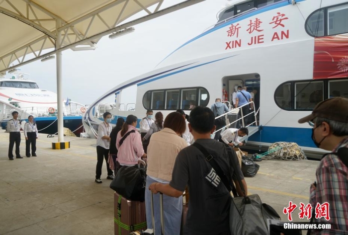 圖為乘客登船準(zhǔn)備從廈門啟航前往金門。福建海事 供圖