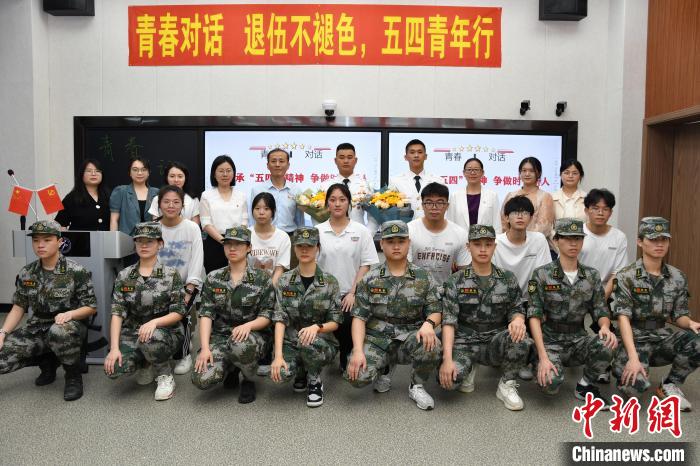 受邀功臣同師生代表合影?！≌闹菔型艘圮娙耸聞?wù)局供圖