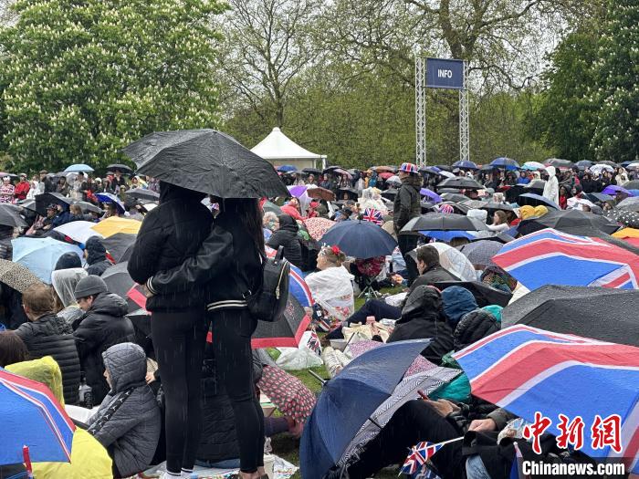 當(dāng)?shù)貢r間5月6日，英國國王查爾斯三世的加冕儀式舉行。民眾雨中觀看儀式?！W陽開宇 攝