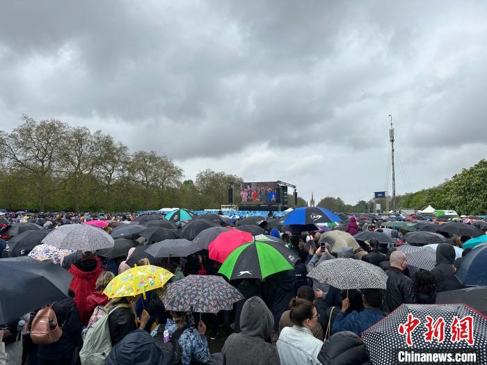 當(dāng)?shù)貢r間5月6日，英國國王查爾斯三世的加冕儀式舉行。民眾雨中觀看儀式。　歐陽開宇 攝
