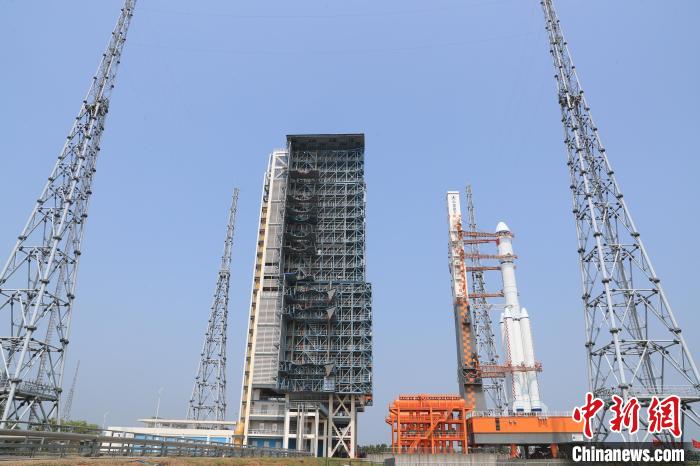 北京時間5月7日，天舟六號貨運飛船與長征七號遙七運載火箭組合體垂直轉(zhuǎn)運至發(fā)射區(qū)?！∏窳④?黃國暢 攝