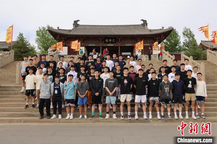 比賽結(jié)束后，兩岸學(xué)生參訪高平炎帝陵?！≈鬓k方供圖