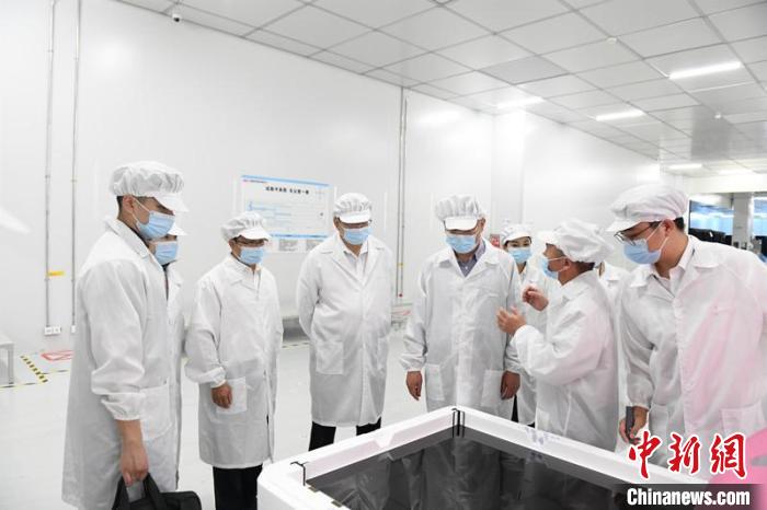 圖為蔡達(dá)峰一行在惠科電子(北海)科技產(chǎn)業(yè)園調(diào)研?！×趾?攝