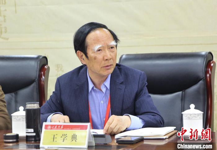 山東大學(xué)儒學(xué)高等研究院執(zhí)行院長、《文史哲》雜志主編王學(xué)典主持首場主題發(fā)言。　趙曉 攝
