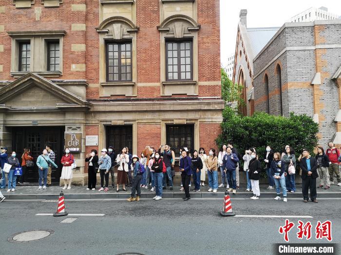 新階層人士走讀“外灘源”?！》队畋?攝