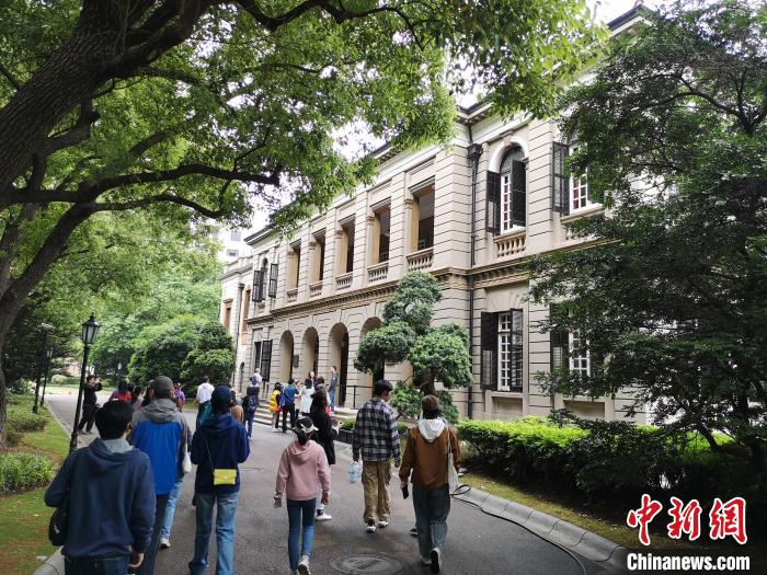 新階層人士參觀英國駐滬領(lǐng)事館。　范宇斌 攝