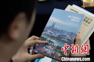 參展觀眾閱讀浙江文旅手冊(cè)?！《≌裾?攝