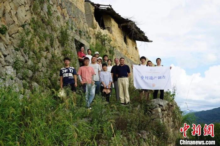 杜曉帆與該中心教師團(tuán)隊(duì)調(diào)研足跡遍布全中國各省市800多個(gè)城鄉(xiāng)聚落、文化景觀等。　復(fù)旦大學(xué)國土與文化資源研究中心供圖