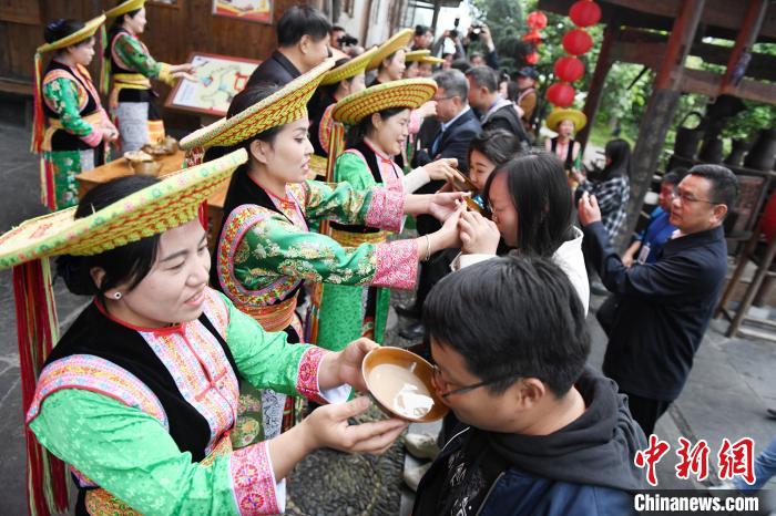 楓香瑤寨村民用攔門酒熱情迎接客人?！钊A峰 攝