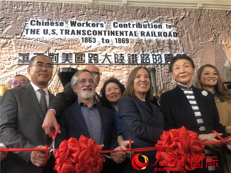 圖為（從右到左）方李邦琴、加州副州長(zhǎng)康依蓮、舊金山市議長(zhǎng)佩斯金、中國(guó)駐舊金山副總領(lǐng)事潘慶江在剪彩。人民網(wǎng)記者 鄧圩攝