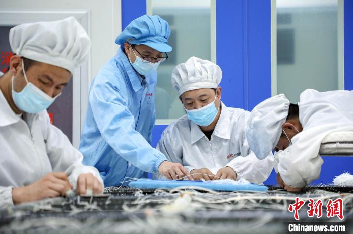 中國電科研究人員開展半剛性太陽電池陣相關研究測試?！≈袊娍?供圖