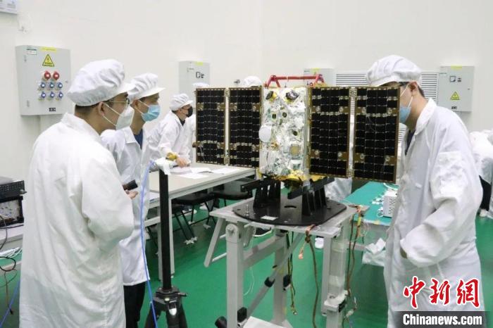 圖為大連1號—連理衛(wèi)星試驗中?！〈筮B理工大學(xué)供圖