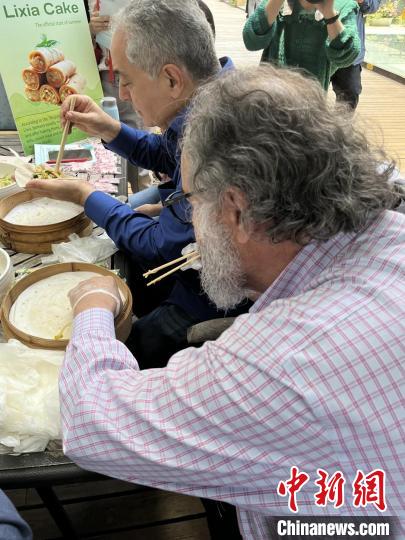 外交官們體驗(yàn)做立夏餅?！∪A東師范大學(xué)供圖