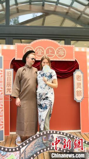 外交官們的上海風(fēng)韻時(shí)裝秀?！∪A東師范大學(xué)供圖