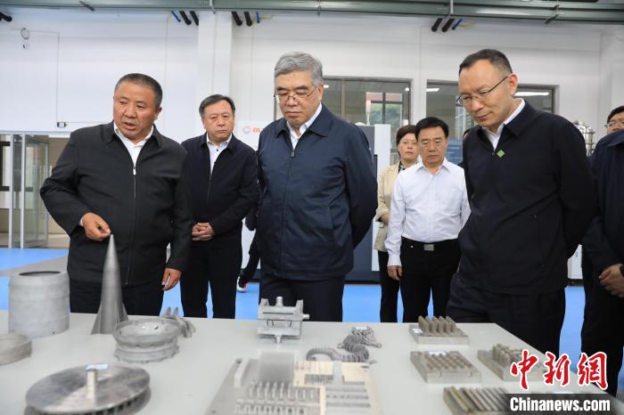 民進中央常務(wù)副主席朱永新率調(diào)研組赴四川開展重點考察調(diào)研。圖為在四川工程職業(yè)技術(shù)學(xué)院考察調(diào)研?！∶襁M中央供圖