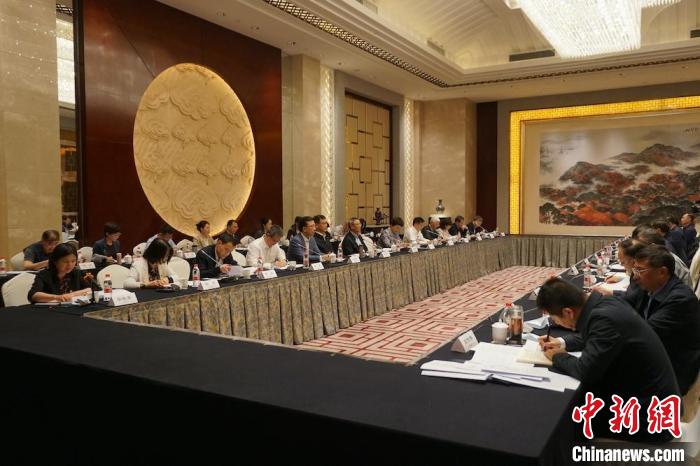 民進中央主席蔡達峰近日率調(diào)研組赴江蘇開展重點考察調(diào)研。圖為在調(diào)研座談會現(xiàn)場?！∶襁M中央供圖