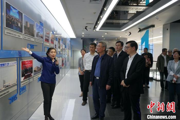 民進中央主席蔡達峰近日率調(diào)研組赴江蘇開展重點考察調(diào)研。圖為在江陰實地考察雙良集團有限公司?！O權(quán) 攝